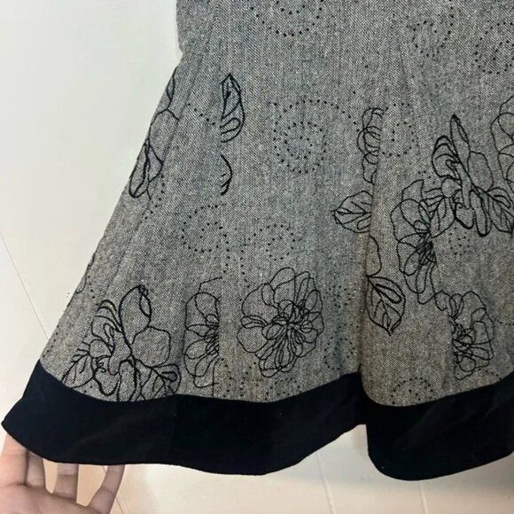 Ali Miles, size 4 fit and flare skirt, floral pattern, back zip, wide belt loops - Picture 5 of 6